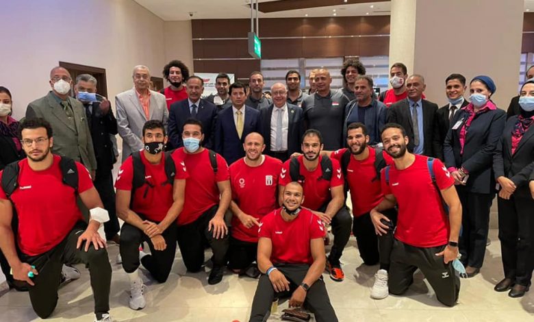 وزير الشباب والرياضة يستقبل منتخب مصر لكرة اليد بالمطار