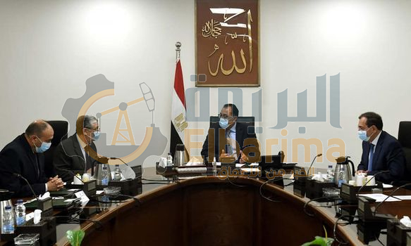 مدبولي يستعرض مع وزيري الكهرباء والبترول خطط الربط الكهربائي بالدول المجاورة