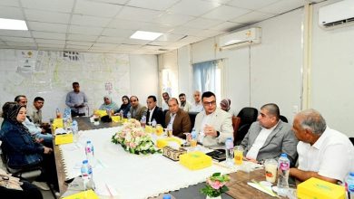 وزير الإسكان يعقد اجتماعا مع الشركات