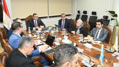 وزير الإسكان يتابع سير العمل