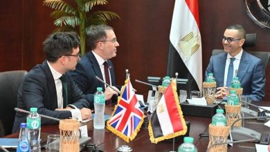 وزير الاستثمار يبحث مع السفير البريطاني