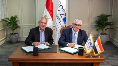 رئيس اقتصادية قناة السويس يوقع