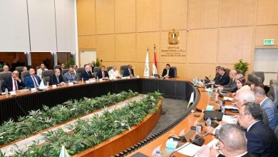 وزير الإسكان يتابع موقف مشروعات