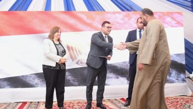 وزير الإسكان يسلم عددا من عقود