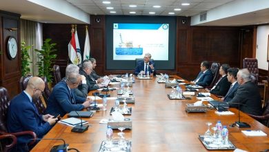 وزير البترول يعقد اجتماعا موسعا