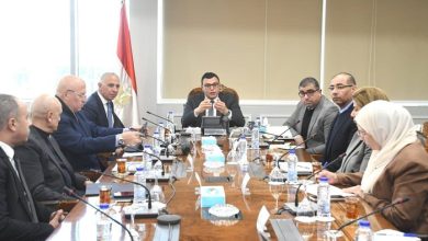 وزير الإسكان يعقد اجتماعا