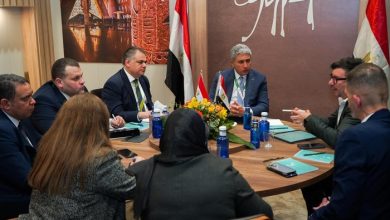 وزير السياحة يبحث تعزيز الحركة