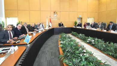 وزير الإسكان يتابع موقف مشروعات