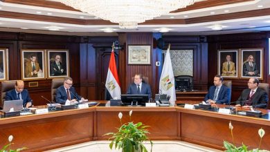 محافظ البنك المركزي يبحث
