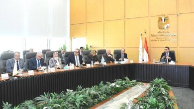 وزير الإسكان يعقد اجتماعا