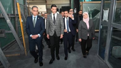 وزير الصناعة يتفقد مصانع الزجاج