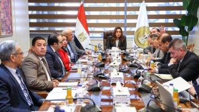 عوض تتابع مع قيادات الوزارة