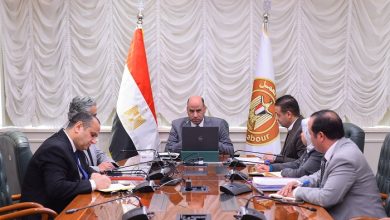 وزير العمل يترأس اجتماعا