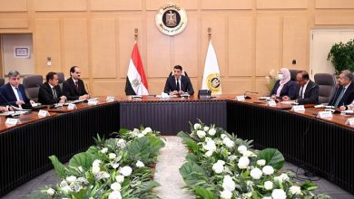 وزير الصناعة يجتمع بمصنعي