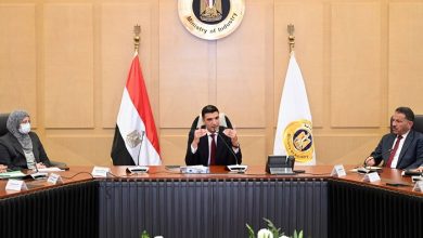 الصناعة يبحث مع شركة دي كود