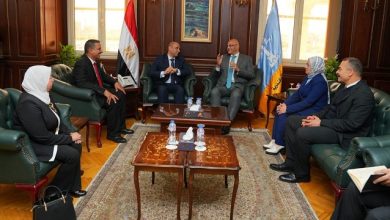 وزير العمل ومحافظ الإسكندرية يسلمان