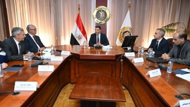 وزير الصناعة يعقد لقاء موسعا