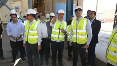 وزير الصناعة يتفقد مصانع الأسمنت