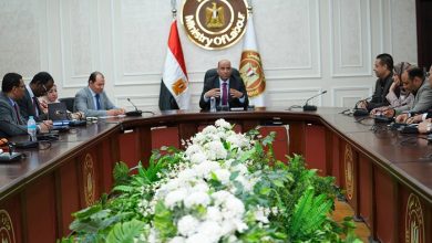 وزير العمل يجتمع بقيادات مديرية