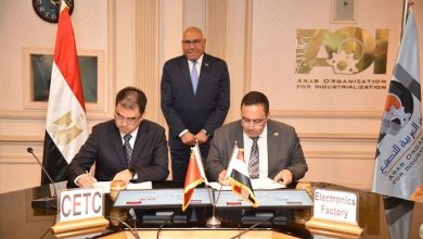 توقيع عقد لتصنيع أجهزة اتصالات