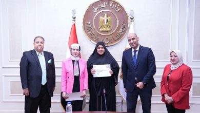 وزير العمل يسلم معدات