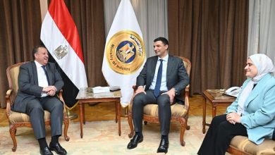 وزير الصناعة يبحث مع نقيب المهندسين