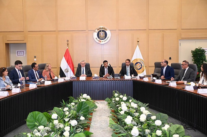 وزير الصناعة يبحث مع 11 شركة