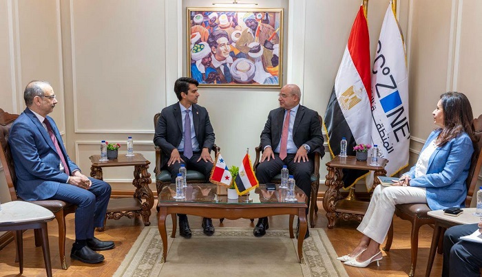 استقبل مصطفى شيخون رئيس الهيئة العامة للمنطقة الاقتصادية لقناة السويس، اليوم، ريكاردو إيساث، سفير بنما لدى القاهرة