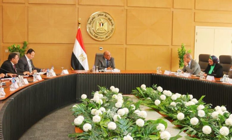 وزير الكهرباء يتفقد خطط تأمين الكهرباء وزيادة الاعتماد على الطاقة الشمسية والرياح