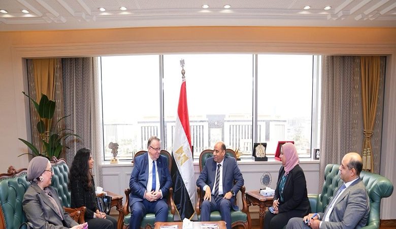 وزير العمل يستقبل مدير مكتب